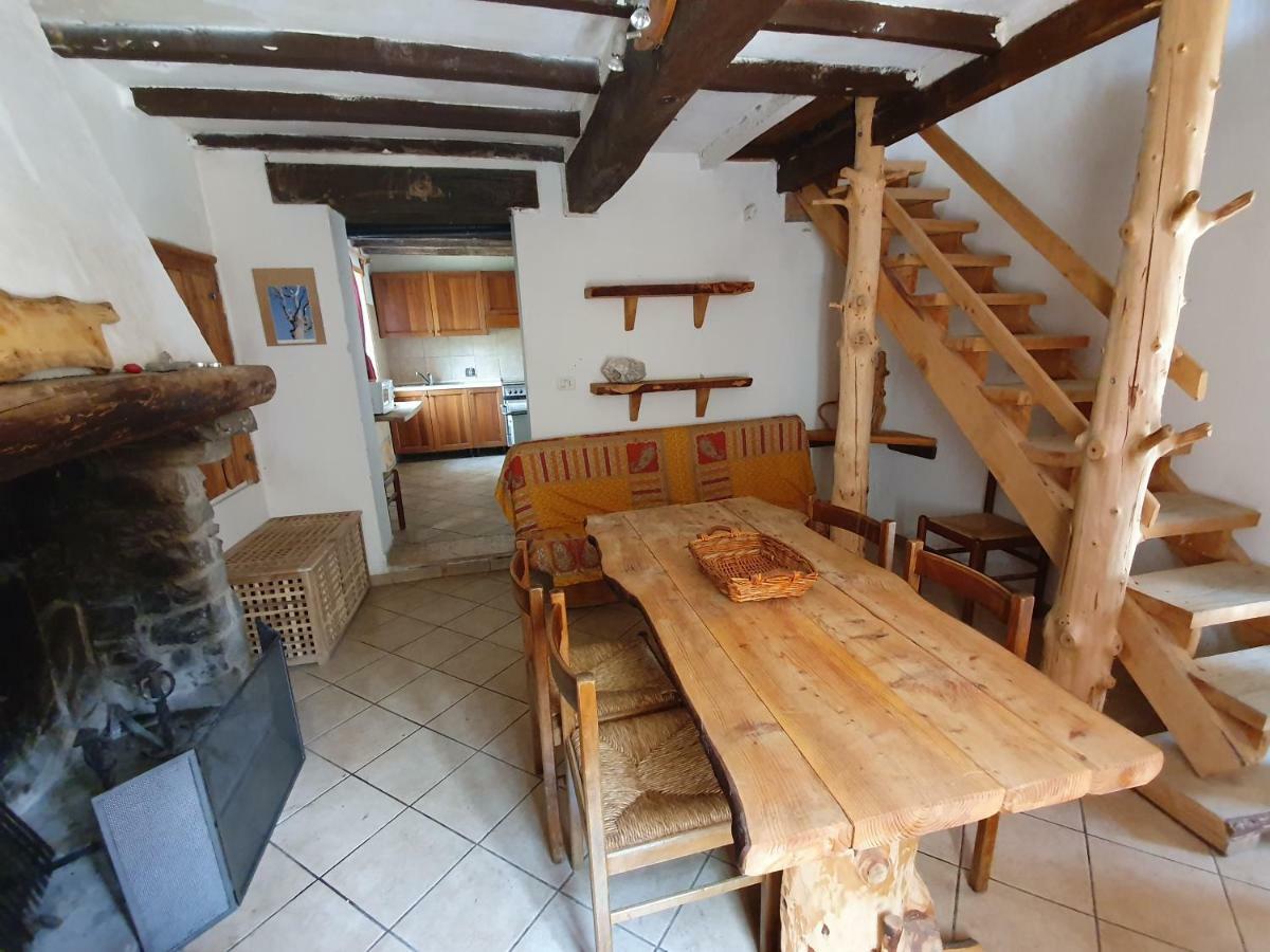カステルノーヴォ・ネ・モンティ Casa In Sasso - Pietra Di Bismantovaヴィラ エクステリア 写真